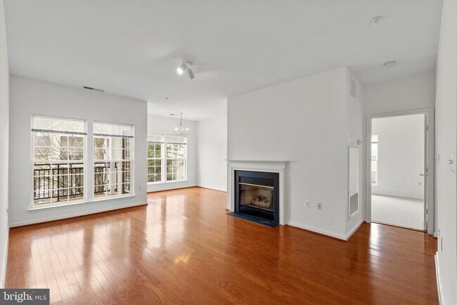 Foto del edificio - 4131 Fountainside Ln