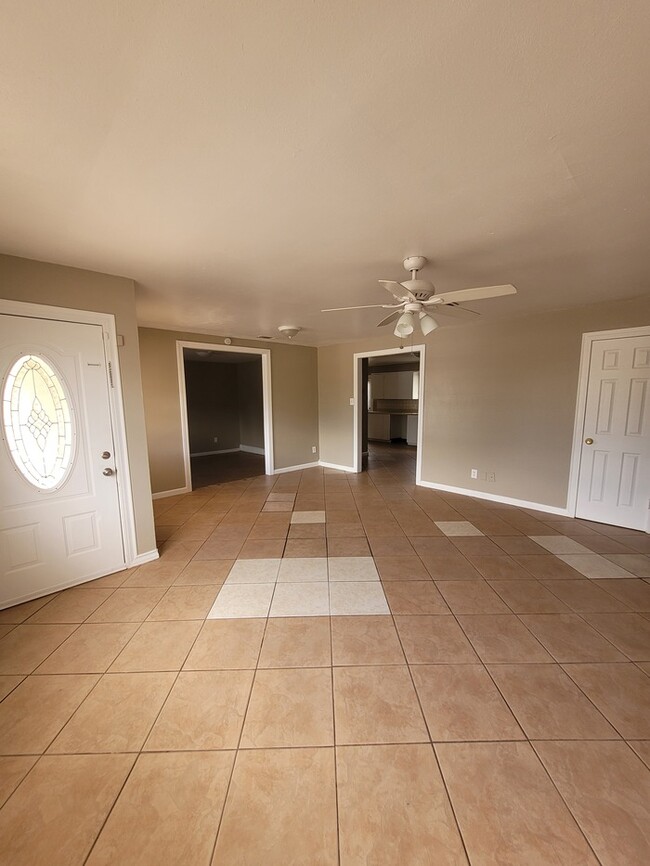 Building Photo - 3 bed 2 bath home, move in ready!