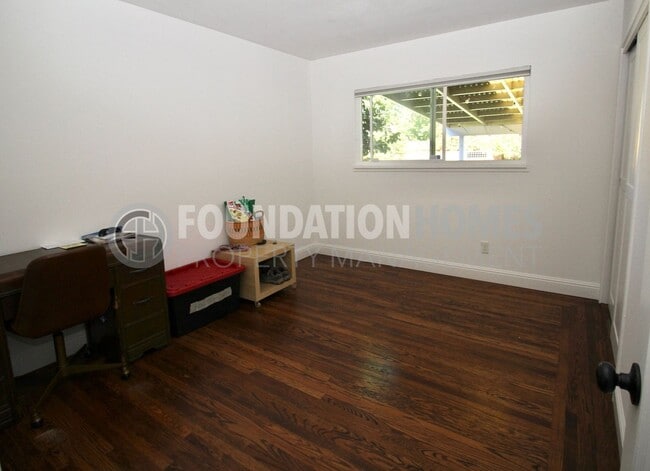Building Photo - Charming 3 bed, 2 bath home nestled on a l...