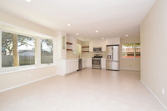 Foto del edificio - 4/3 w/ Fenced yard & enclosed patio!