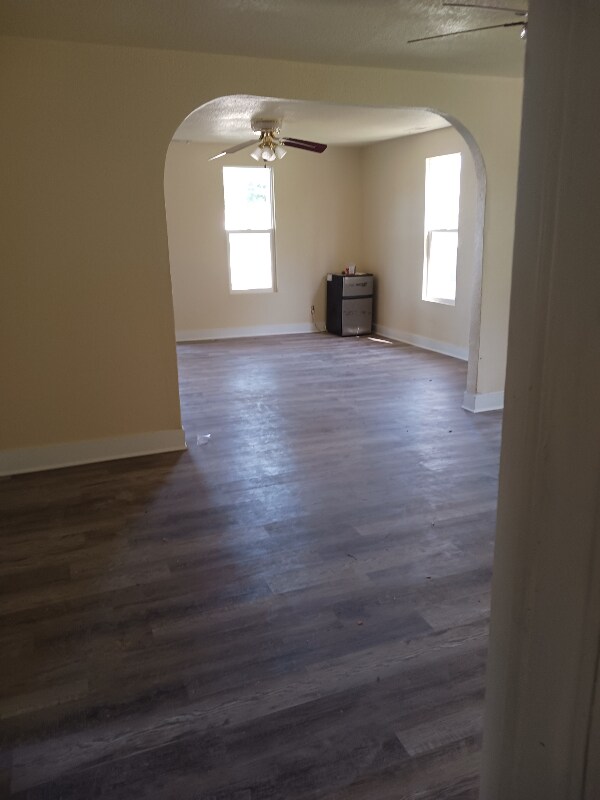 Building Photo - 614 N Oak St