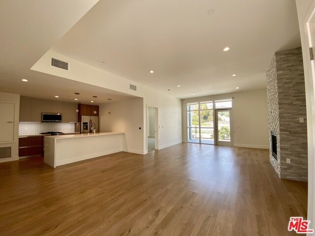 Foto del edificio - 8017 Norton Ave