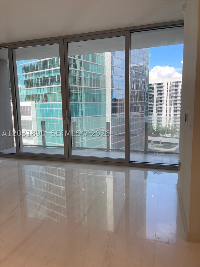 Foto del edificio - 300 Biscayne Blvd