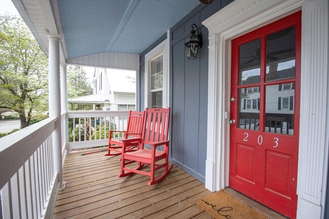 Building Photo - Now Preleasing for 2026–2027 – Beautifully Renovated Duplex in West Columbia