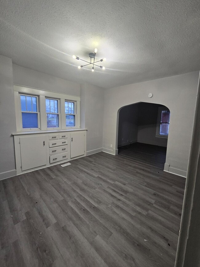 Foto del edificio - 2358 Putnam St