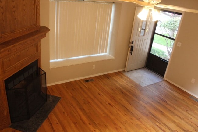 Building Photo - Dakota Station - 2 BR/1 BA Condo!