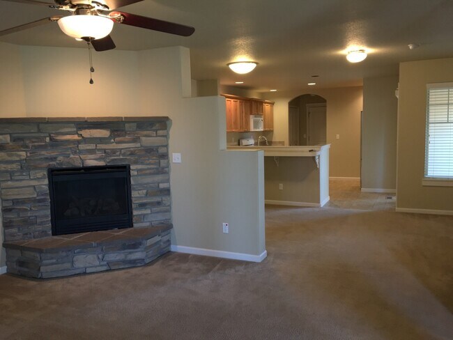Building Photo - 3 Bedroom / 2.5 Bathroom Home in Fieldston...