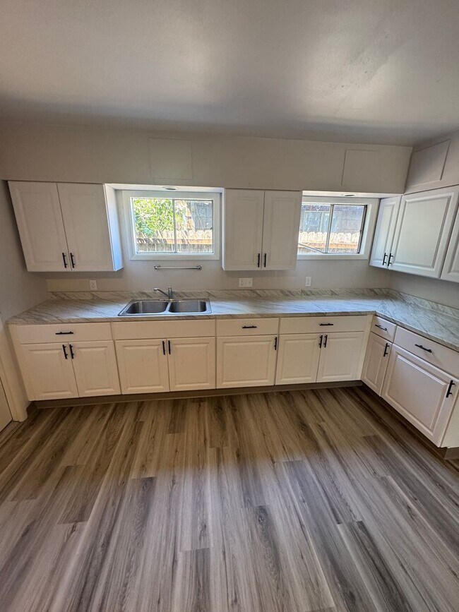 Foto del edificio - (935) Western Blvd - 3 Bedroom / 2 Bathroom Duplex Home - Updated
