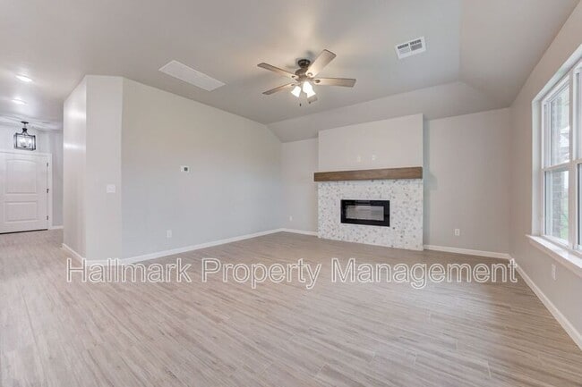 Building Photo - 560 Hackberry Ln