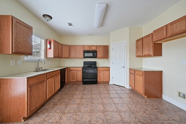 Foto del edificio - 17418 Deer Lake Ave