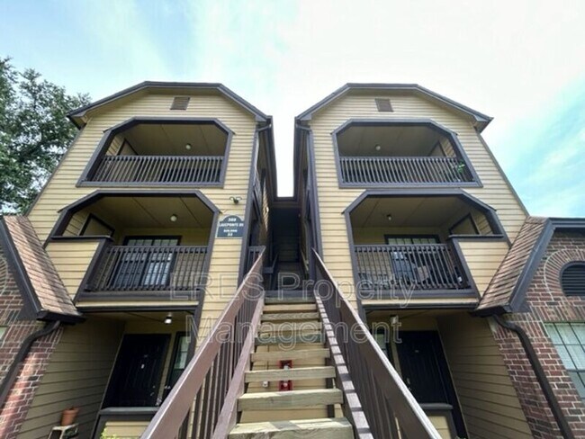 Foto del edificio - 380 Lakepointe Dr