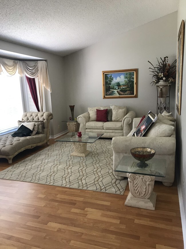 Foto del edificio - 12930 Forestedge Cir