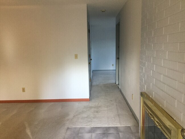 Foto del edificio - Price Reduced! Charming Home with Large Ya...