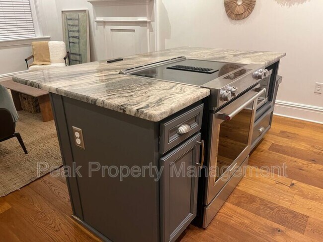 Foto del edificio - 2101 E Franklin St