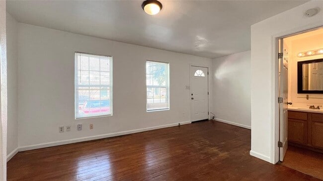 Building Photo - 1113 E 2nd St