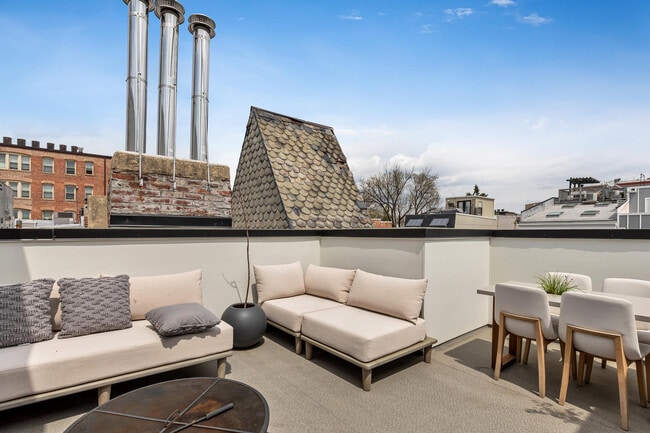 Foto del edificio - 2478 1/2 Ontario Road Northwest-ID1011218P