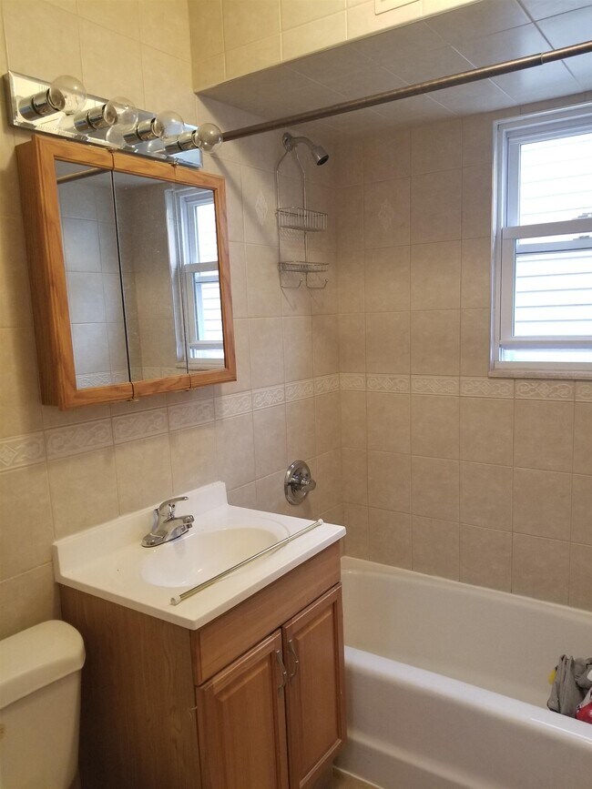 Foto del edificio - 151 W 10th St