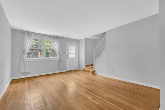 Building Photo - Charming townhome in the heart of Rosemont