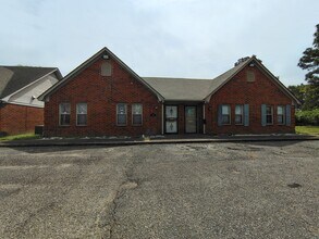 Building Photo - 5771 Rayben Cir