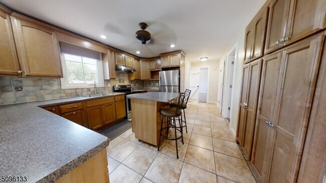 Foto del edificio - 241 Oak Ridge Rd
