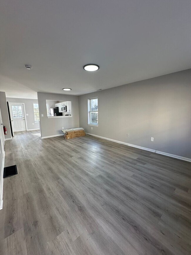 Building Photo - Beautifully renovated 3 Bed, 1.5 bath available. Section 8 welcomed!
