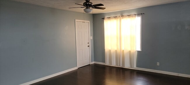 Building Photo - 2 Bed/1Bath apartment, perfect for military personnel.
