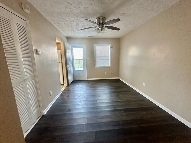 Foto del edificio - 6340 Commons Dr