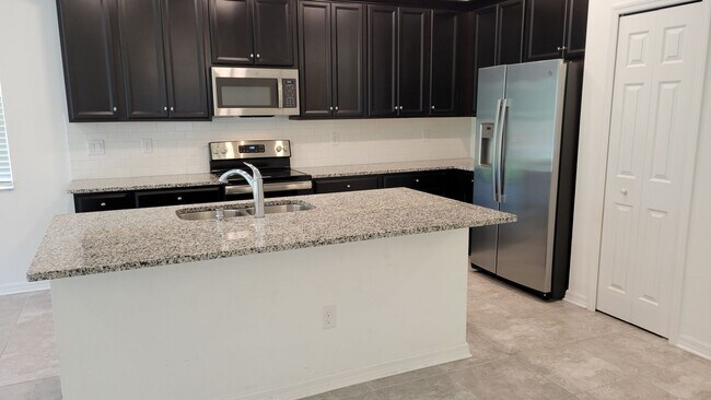 Building Photo - PENDING LEASE-Annual UNfurnished 3/2 newer...
