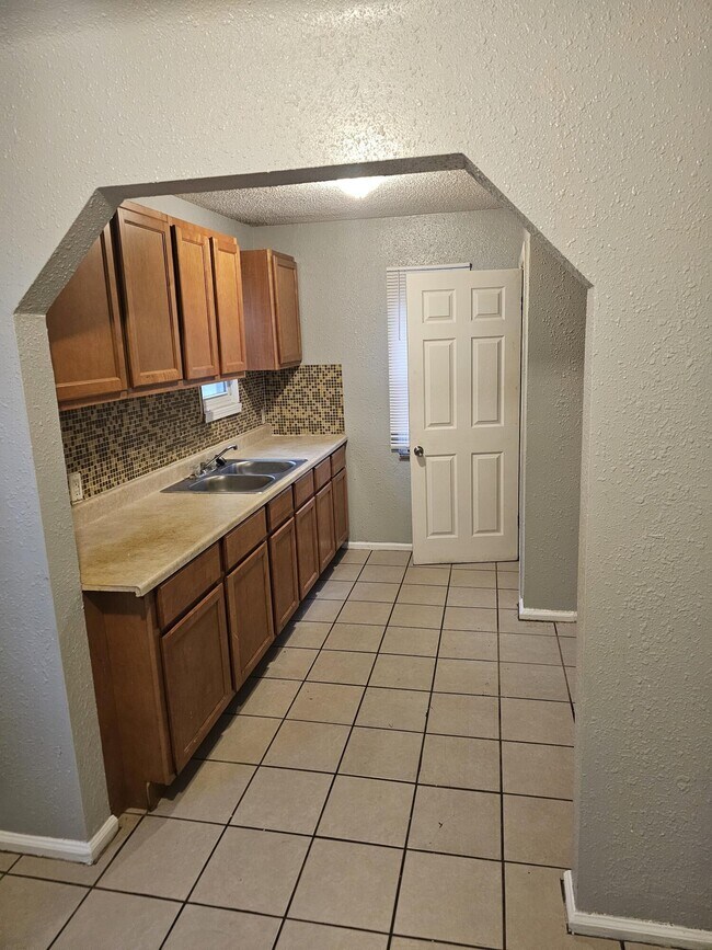 Building Photo - 16724 Rutherford St