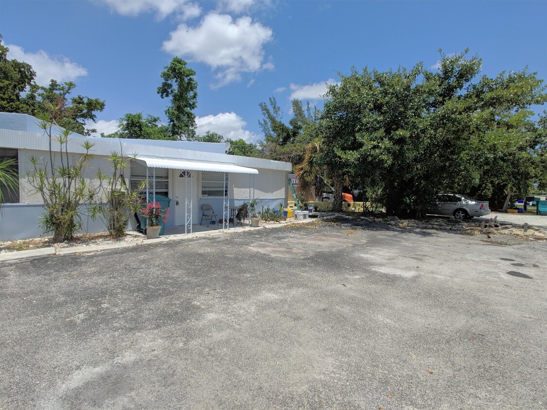 Primary Photo - 3813 N Old Dixie Hwy