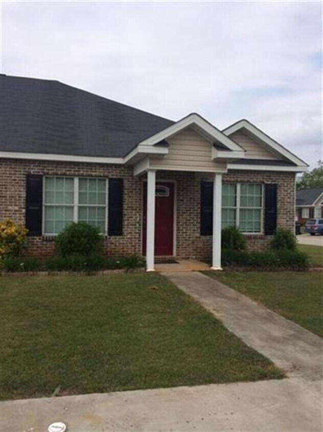 Foto principal - Townhome Living Made Easy: Your 2-Bed, 2-B...