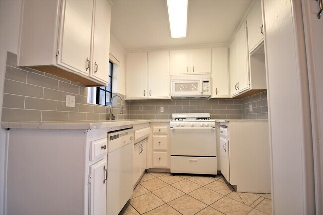 Building Photo - 4844 Riverton Ave