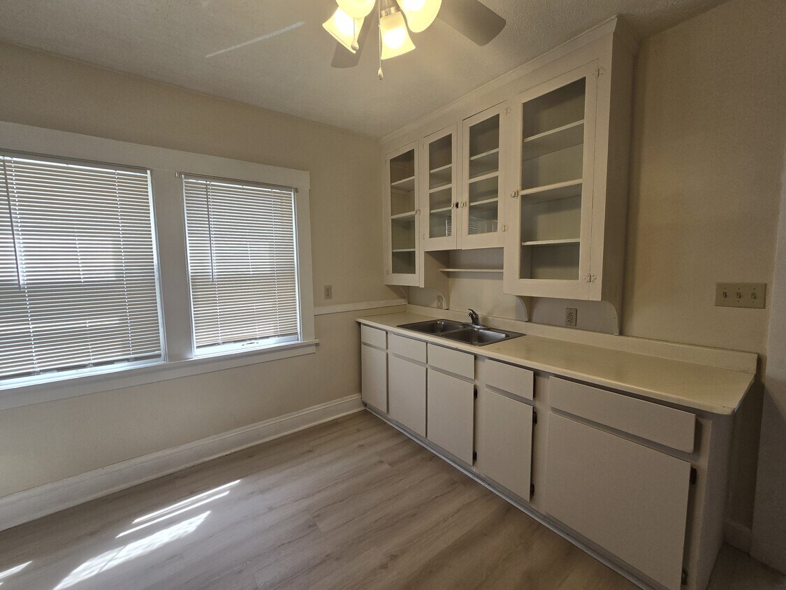 Building Photo - 2078 Clarence Ave