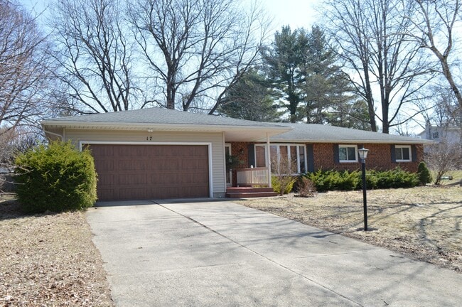 Building Photo - 17 Dumont Cir