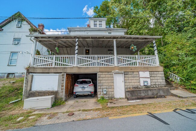 Building Photo - 3 Bedroom/ 2 Bathroom House -Near WVU Main...