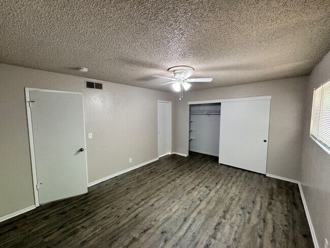 Foto del edificio - Available Soon!