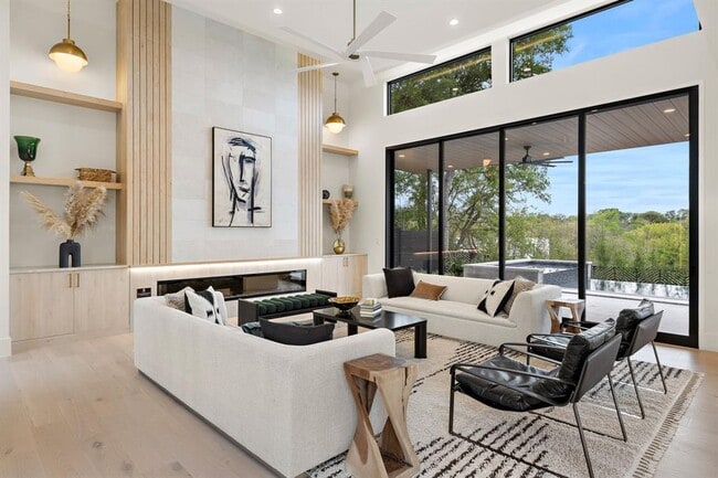 Building Photo - 2401 Oakhaven Cir