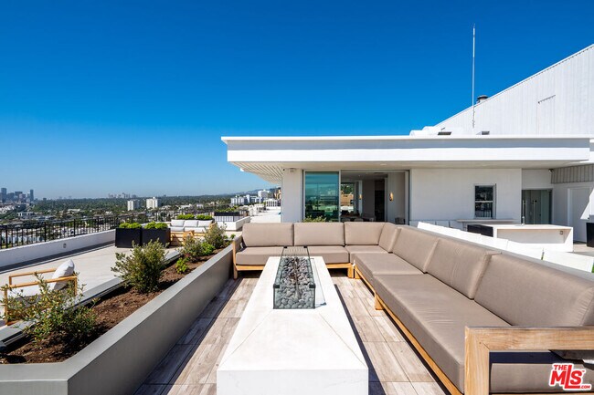 Building Photo - 1100 Alta Loma Rd