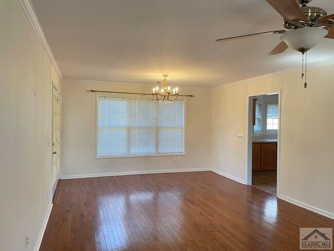 Building Photo - 240 Twin Creek Shores