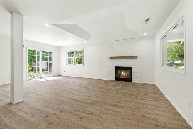 Building Photo - 1604 Oakwood Ave