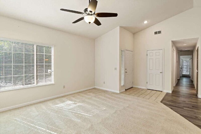 Foto del edificio - 5740 Laguna Park Dr