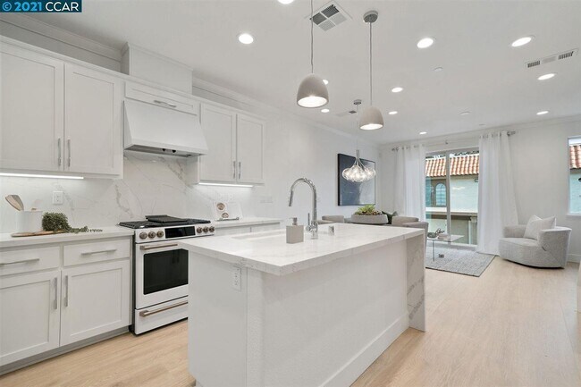 Building Photo - 1821 Enclave Pl