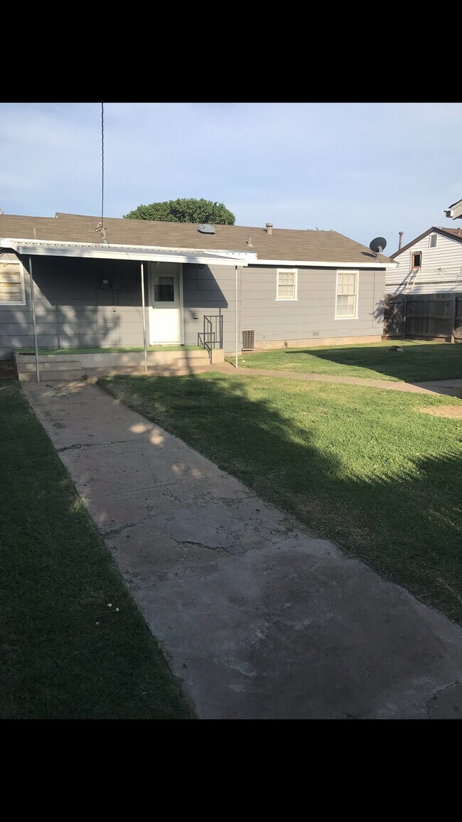 Back Yard - 117 N Faulkner St