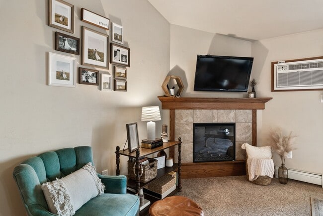 Building Photo - 1 Bed, 1 Bath 975 Sq Ft - 2nd Floor