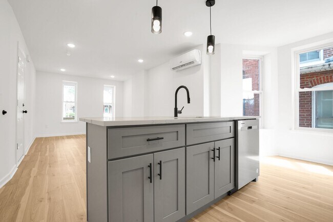 Building Photo - Coming soon 9/1. Metropolitan Styled -1 Be...