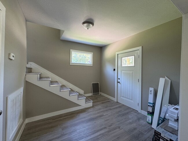 Building Photo - Charming 5 Bedroom off of South National Ave