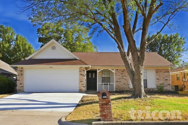 Building Photo - 802 Wind Brooke Dr