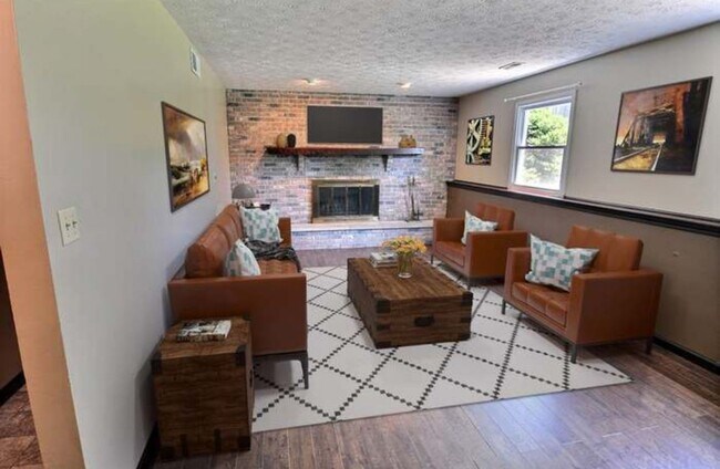 Foto del edificio - Beautiful 4-Bedroom Home on Spacious Corne...
