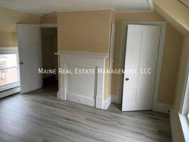 Building Photo - 15 Elm St
