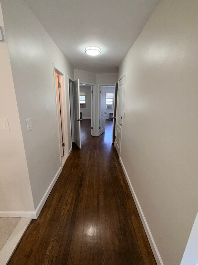 Sala - 35-26 32nd St